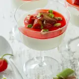 Panna cotta z rabarbarem i pistacjami. Idealny deser, gdy zastanawiasz się, co zrobić z rabarbaru.