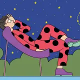 Osoba w piżamie w grochy leży na krześle, patrząc w nocne niebo. Czy woli nierobienie razem czy osobno? Gwiazdy układają się w uśmiechniętą buźkę.