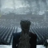 Drogon patrzy na zniszczone miasto, gdzie jego armia czeka na dalsze rozkazy. To może być zapowiedź kontynuacji gry o tron.