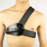 Person mit Carbon-Brustpanzer und Schultergurt. Der Rippenbuckel wird durch die Konstruktion gestützt.