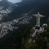 Widok na Rio de Janeiro z pomnikiem Chrystusa Odkupiciela. Widać gęstą zabudowę miasta i zalesione wzgórza, świadczące o dużej brazylijskiej ludności.