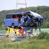Wypadek autobusu w drodze do Medjugorie z Polski. Uszkodzony pojazd jest podnoszony przez dźwig.