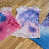 Batik-Shirts in Rosa, Lila und Blau, perfekt zum Batiken mit Kindern. Jedes Stück ein Unikat!