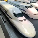 Białe pociągi Shinkansen, symbol prędkość pendolino, stoją obok siebie w muzeum.