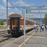Estación de tren de Ciudad Rodrigo. Gente esperando el tren en el andén.