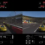 Zwei Ansichten im Gran Turismo 7 Split Screen Modus: Gelbe Sportwagen auf einer Rennstrecke, letzter Umlauf.