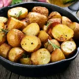 Papas al horno doradas y crujientes, perfectas para acompañar cualquier plato. ¡Una de las mejores papas al horno recetas!