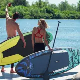 Para wodna z deskami SUP, gotowa na przygodę. Czy to deska sup, co to za sport?
