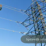 Wysoki słup na działce, który stoi tam od ponad 30 lat, z liniami energetycznymi na tle błękitnego nieba.