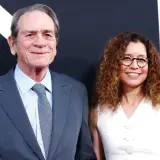 Tommy Lee Jones z żoną, Dawn, na premierze.