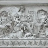 Rilievo dell'Ara Pacis: una madre con bambini, una donna con cigno, un uomo con drago, animali e motivi greci.