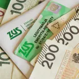 Pieniądze i legitymacja ZUS. Dowiedz się, jak długo przysługuje renta rodzinna wdowie.