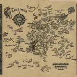 Najciekawsze mapy w literaturze: od Śródziemia po Westeros i ich funkcje. Mapa Archipelagu Ziemi Morza, z podziałem na Zasięg Północny, Południowy, Wschodni i Zachodni, z zaznaczonymi wyspami i morzami.