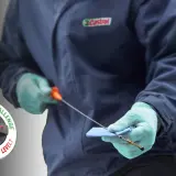 Sprawdź, ile się wlewa oleju do silnika, czyszcząc bagnet. Castrol Edge zachęca do kontroli poziomu oleju.