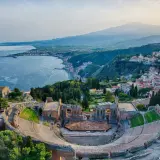 Starożytny teatr grecki w Taorminie z widokiem na morze i Etnę, w oddali widać wybrzeże w kierunku Villa San Giovanni - Messina.