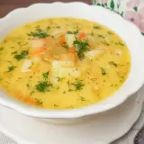 Aksamitna zupa ogórkowa, przepis babci, z ziemniakami, marchewką i koperkiem. Pyszne domowe jedzenie.