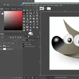 Porównanie interfejsów GIMP i Photoshop. Na ekranie widać zdjęcie psa w górach, a obok logo GIMP z pędzlem.