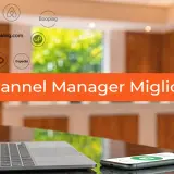 Laptop e smartphone su un tavolo, con loghi di piattaforme di prenotazione e la scritta "Channel Manager Migliore".