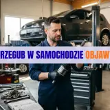 Mechanik w warsztacie samochodowym trzyma przegub. Na ekranie napis: "Przegub w samochodzie objawy".