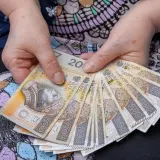 Dłonie trzymające banknoty 200 zł. Może to być zapowiedź wypłaty bonu senioralnego 2026.