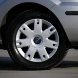 Detalle de la llanta de un coche Ford, con la válvula de la rueda visible.