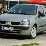 Srebrny Renault Clio 2 z polskimi tablicami rejestracyjnymi WE 77297 jedzie po miejskiej ulicy.