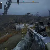 Gracz w świecie stalker anomaly, celuje z broni w zrujnowanym otoczeniu. Misja "The Price Goes Up" aktywna.