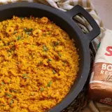 Arroz a banda con gambas, listo para servir. Acompañado de un paquete de arroz SOS Bomba.