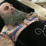 Aktor z serialu "Wspaniałe stulecie" leży na łóżku, ubrany w ozdobny strój.