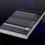 Ein Mackie Onyx 1640 Mischpult mit vielen Reglern und Fadern, bereit für den perfekten Sound.