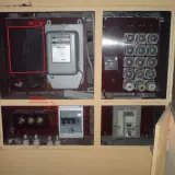 Zabezpieczenie przedlicznikowe w skrzynce z licznikiem energii elektrycznej i bezpiecznikami.