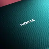 Nowa Nokia w turkusowym kolorze z charakterystycznym logo i modułem aparatu.