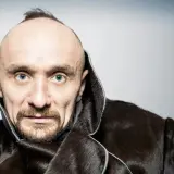 Jan Klata w futrzanym płaszczu, z charakterystycznym irokezem, gotowy do kolejnych spektakli.