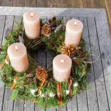Natürlicher Adventskranz mit vier Kerzen, Tannenzweigen, Zapfen und Zimtstangen. Tolle Adventskranz Ideen für ein gemütliches Zuhause.