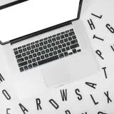 Wielka zmienna typografia zamiast ciężkich grafik w tle