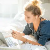 Cyfrowy styl życia: jak platformy online zmieniają codzienne wybory Polaków