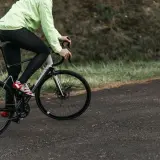 Jak dobrać rower szosowy do wzrostu i długości nóg? Praktyczny poradnik o rozmiarze ramy, geometrii i pierwszym wyborze szosy