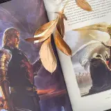 Ilustracje z książki przedstawiające króla z rodu Targaryenów i jego smoki, nawiązujące do historii rodu.