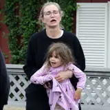 Cameron Diaz z córką, która ma na sobie fioletową sukienkę w kotki.