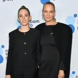 Maya Hawke e Uma Thurman, madre e figlia, posano insieme con eleganza in abiti neri.