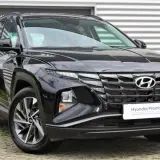 Czarny Hyundai Tucson z przodu, z grillem i światłami LED.