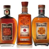 Trzy butelki Four Roses: Single Barrel, Small Batch i Small Batch Select. Różnica między Single Cask a Small Batch podkreśla unikalność każdej partii.
