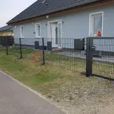 Nowy, nowoczesny ogrodzenie panelowe wokół domu. Dowiedz się, jak zrobić ogrodzenie panelowe, by zabezpieczyć swoją posesję.