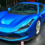 Błękitny Ferrari F8 Tributo błyszczy na wystawie, przyciągając wzrok widzów.