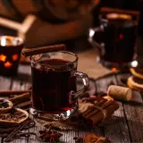 Ciepłe, jesienne drinki z cynamonem i anyżem, ozdobione suszonymi pomarańczami, tworzą przytulną atmosferę.