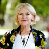 Uśmiechnięta blondynka w kwiecistej marynarce. Ile lat ma Maria Stepan? Trudno zgadnąć, wygląda kwitnąco!