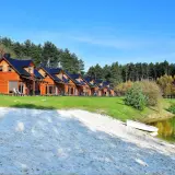 Drewniane domki nad jeziorem, idealne miejsce, gdzie na ryby z noclegiem. Piękna plaża i las.