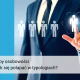 Biznesmen wybiera jednego z wielu ludzi, symbolizując 16 typów osobowości i ich zrozumienie.