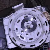 Mechanizm zwijacza z nawiniętą sprężyną. Zobacz, jak nawinąć sprężynę w zwijaczu, by działał sprawnie.
