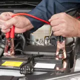 Podłączanie kabli rozruchowych do akumulatora 12V. Dowiedz się, jak długo ładować akumulator 12v, aby uruchomić auto.